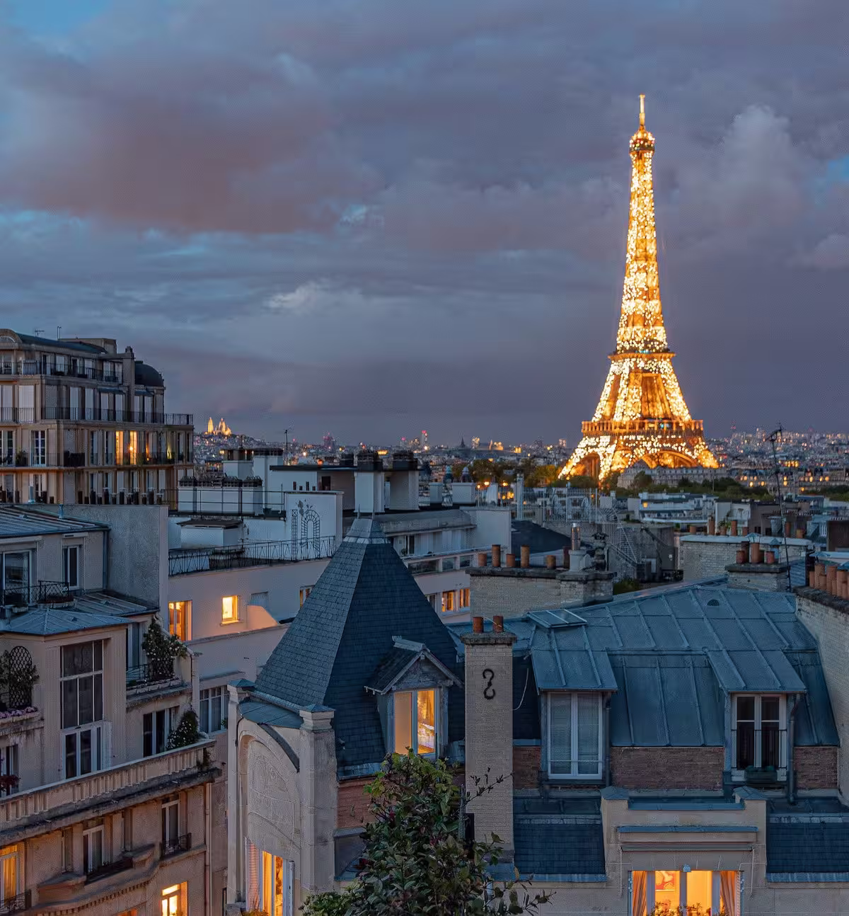 Vista de la Torre Eiffel en París durante el atardecer.