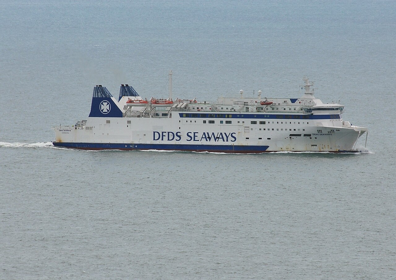 Ferry navegando por el Canal de la Mancha, cerca de Dover.