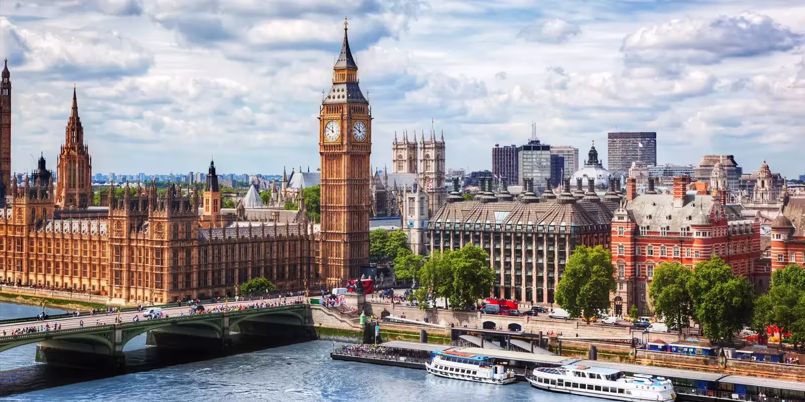 Puente de la Torre y río Támesis en Londres.