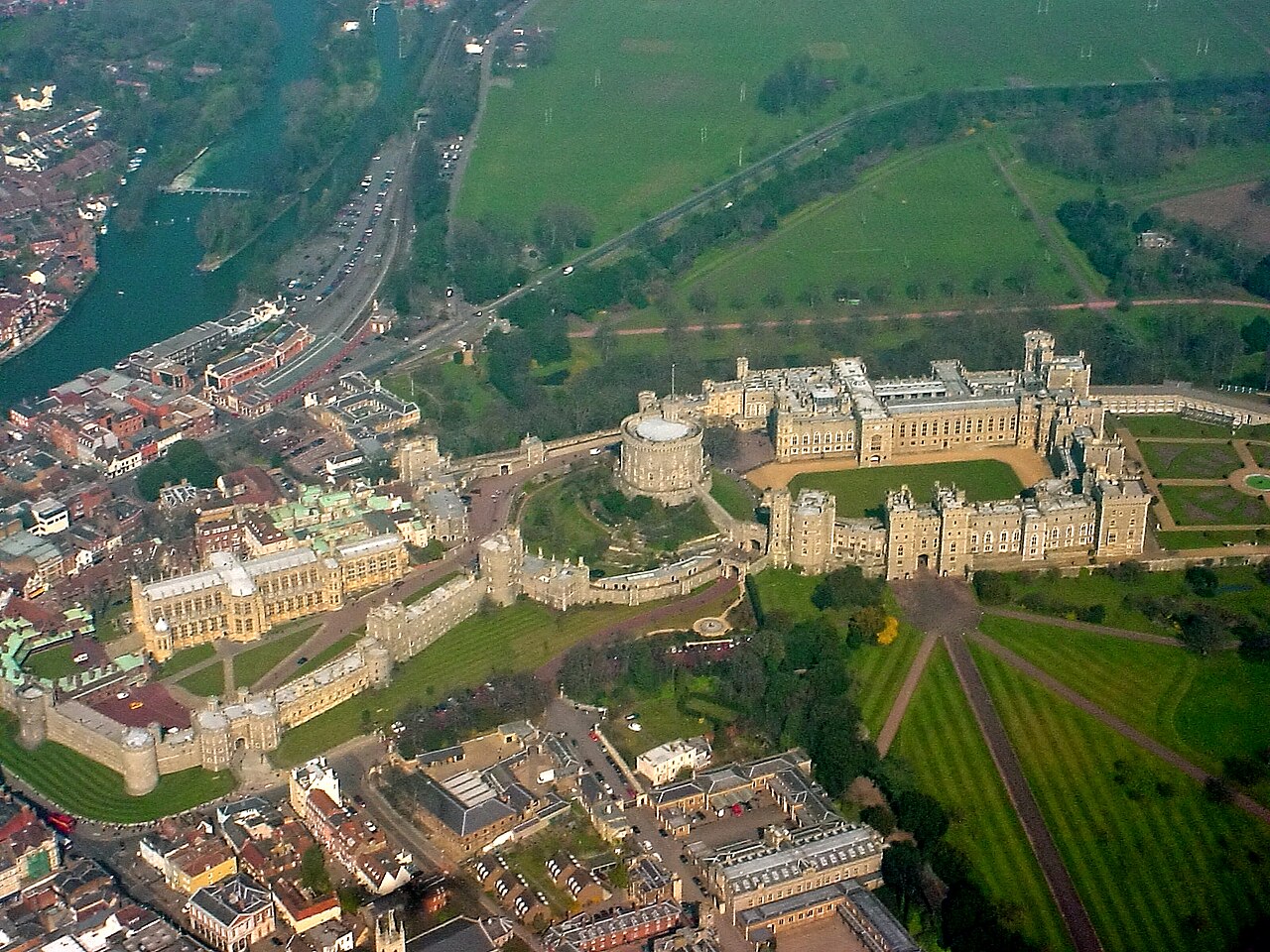 Vista aérea del exterior del Castillo de Windsor, Reino Unido.