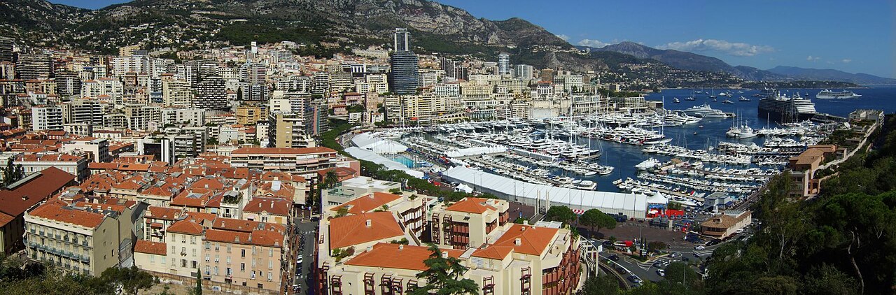 Vista del puerto y la zona urbana de Montecarlo, en el Principado de Mónaco.
