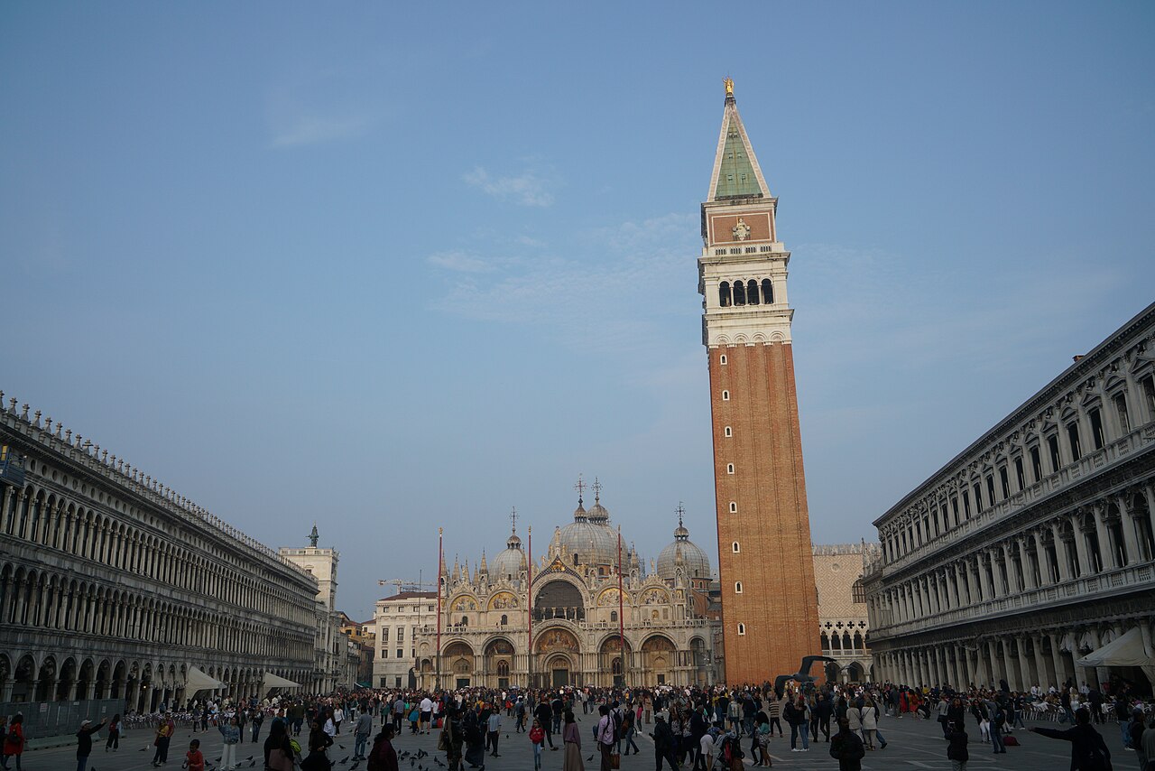 Plaza de San Marcos, con la basílica y el Campanario, en Venecia.